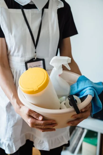 creative Personne équipée d’un matériel de protection debout dans une cuisine contemporaine en journée.